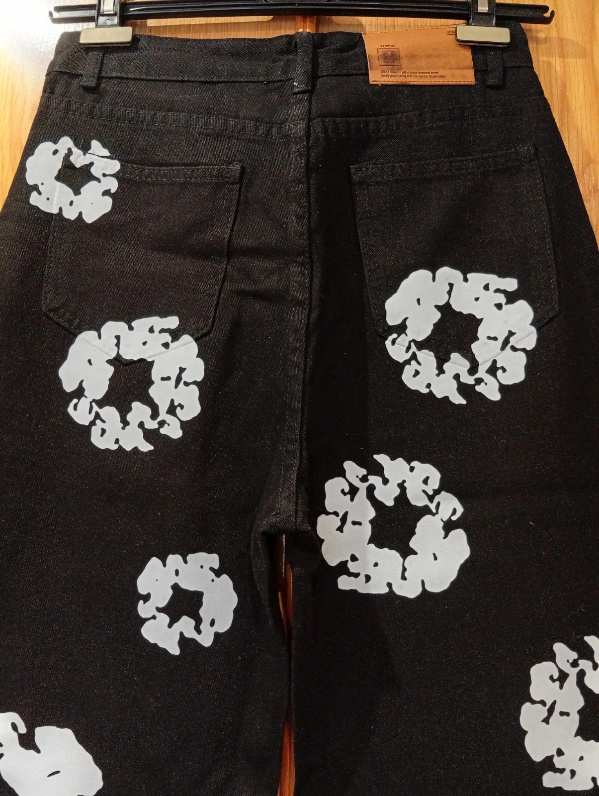 Black denim jeans with white floral print Size S-M – taille S 4