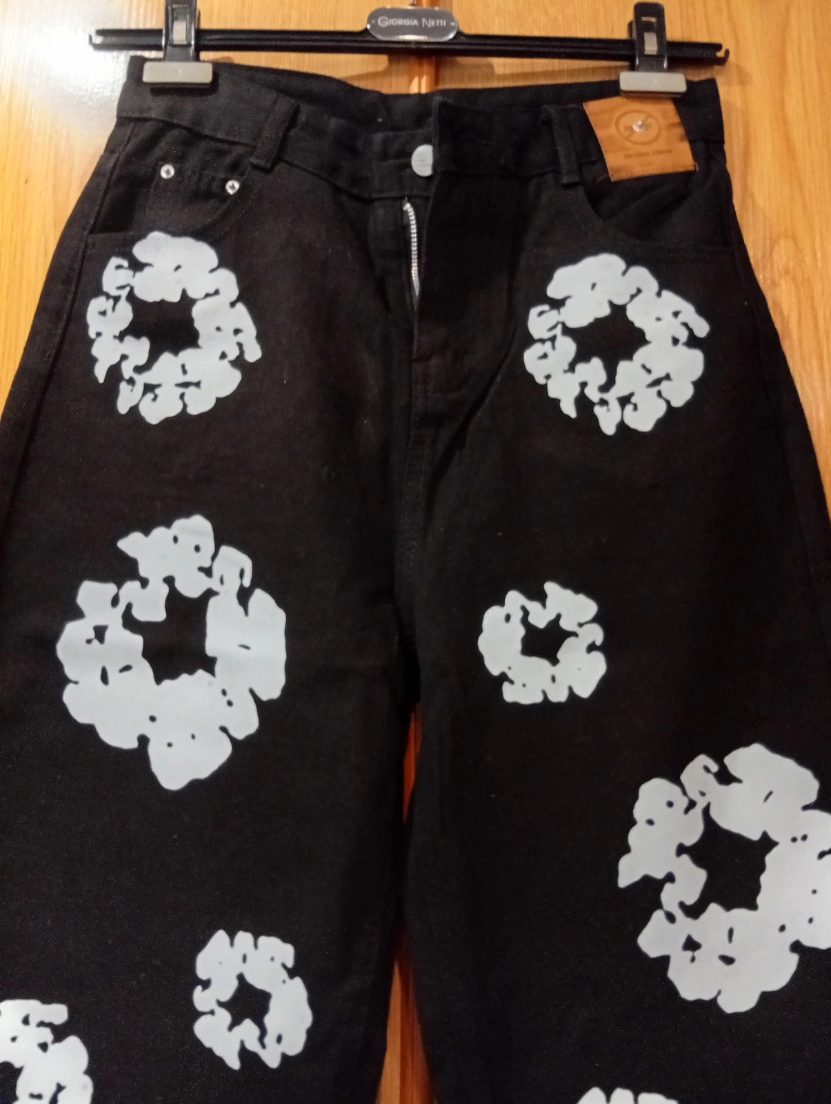 Black denim jeans with white floral print Size S-M – taille S 2