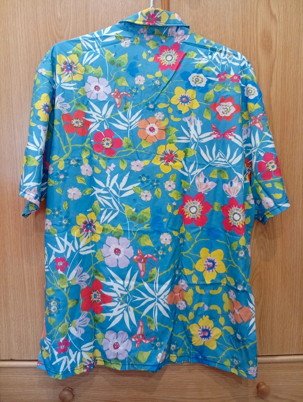 Bright and stylish blue shirt with a colorful floral print. Size L. – taille L 2