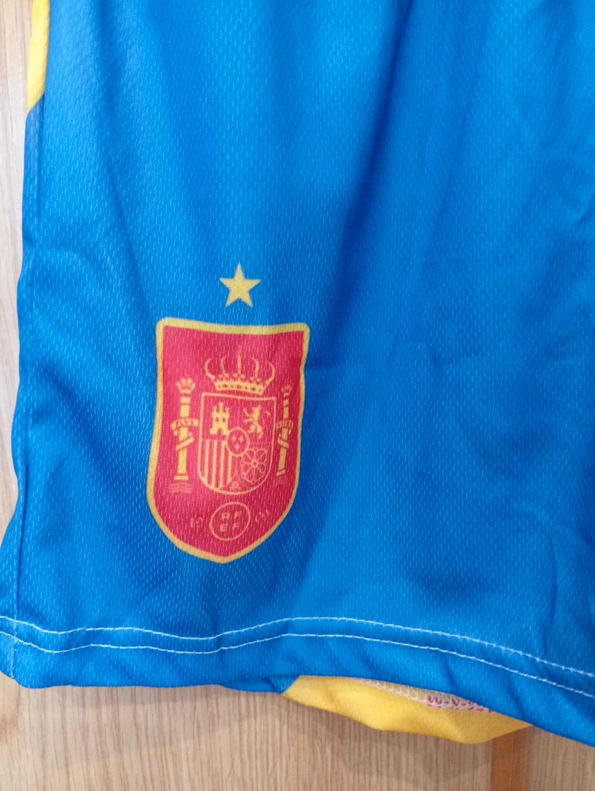 Spain National Football Team blue football shorts with yellow details and number 26 – taille M 3