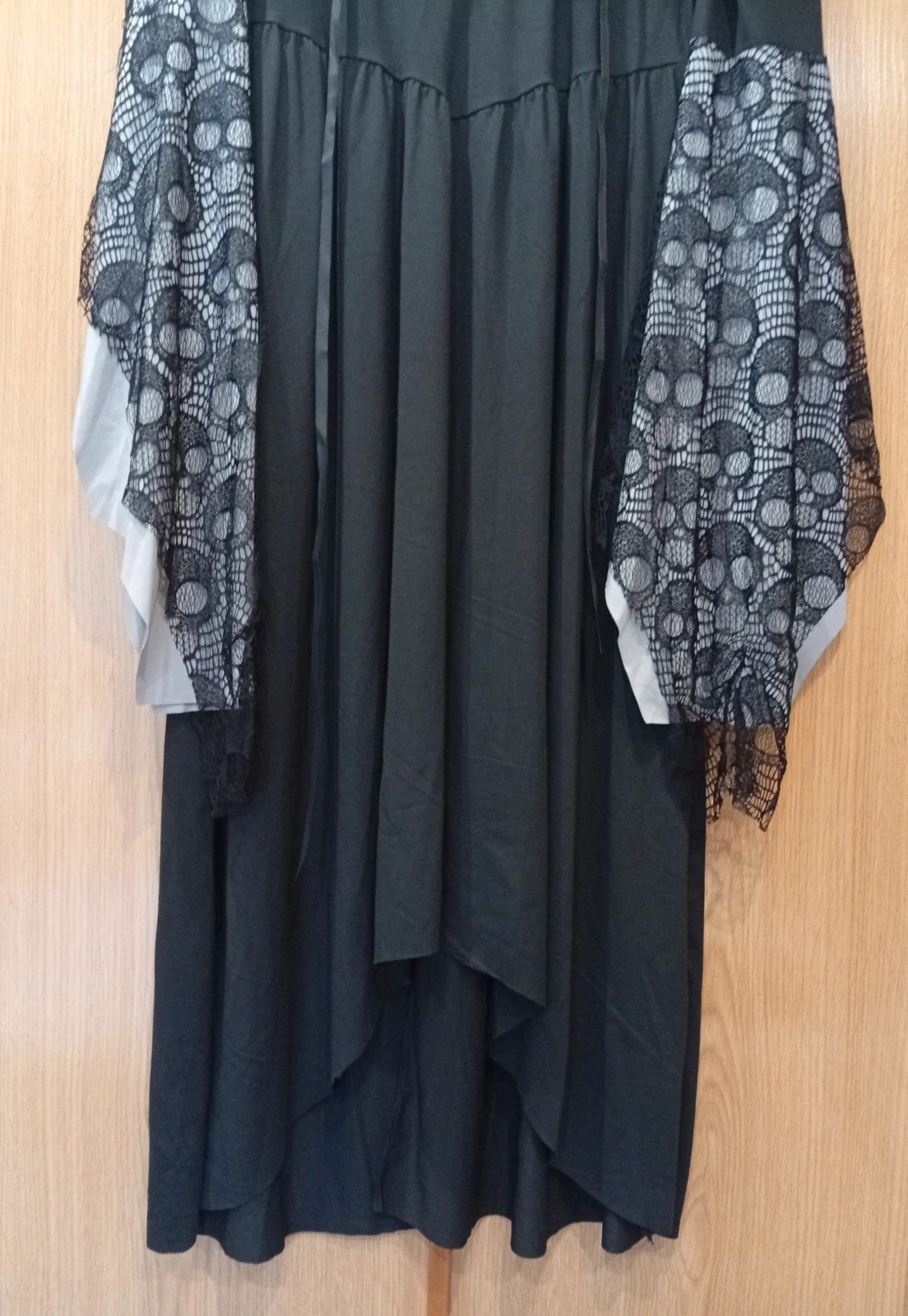 Elegant black dress featuring flared lace sleeves with a skull pattern – taille XL / 42 / 14 3