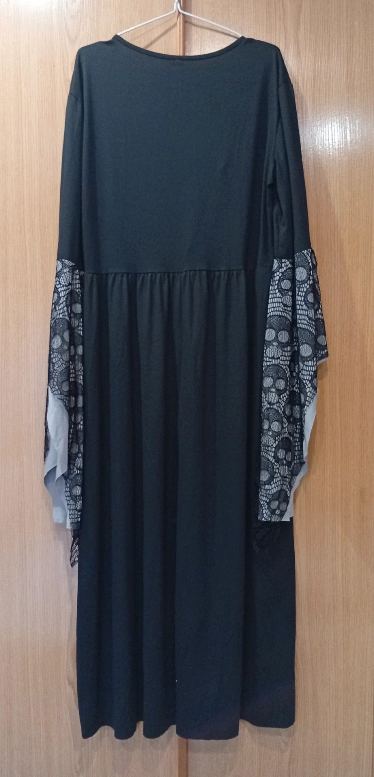 Elegant black dress featuring flared lace sleeves with a skull pattern – taille XL / 42 / 14 2