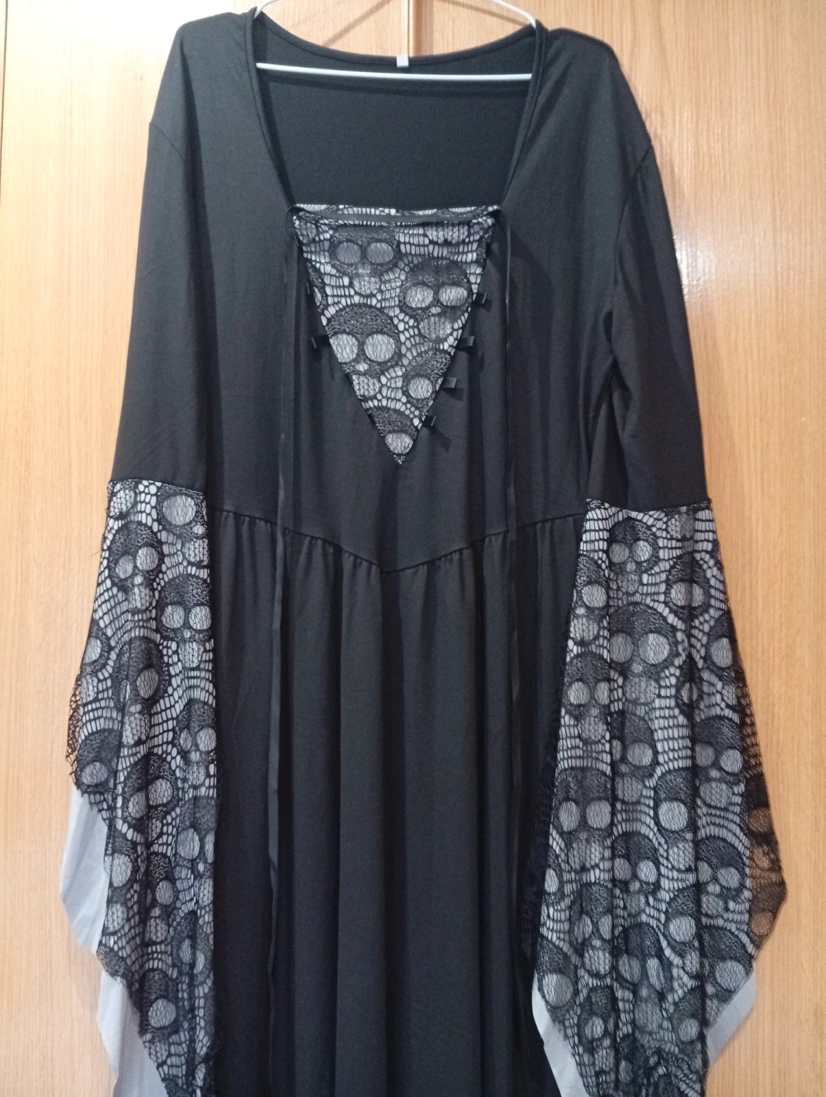 Elegant black dress featuring flared lace sleeves with a skull pattern – taille XL / 42 / 14 4