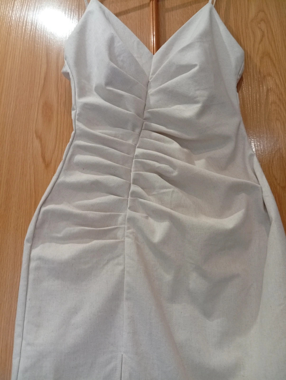 Beautiful midi dress with spaghetti straps and a V-neckline. Size M – taille M / 38 / 10 2