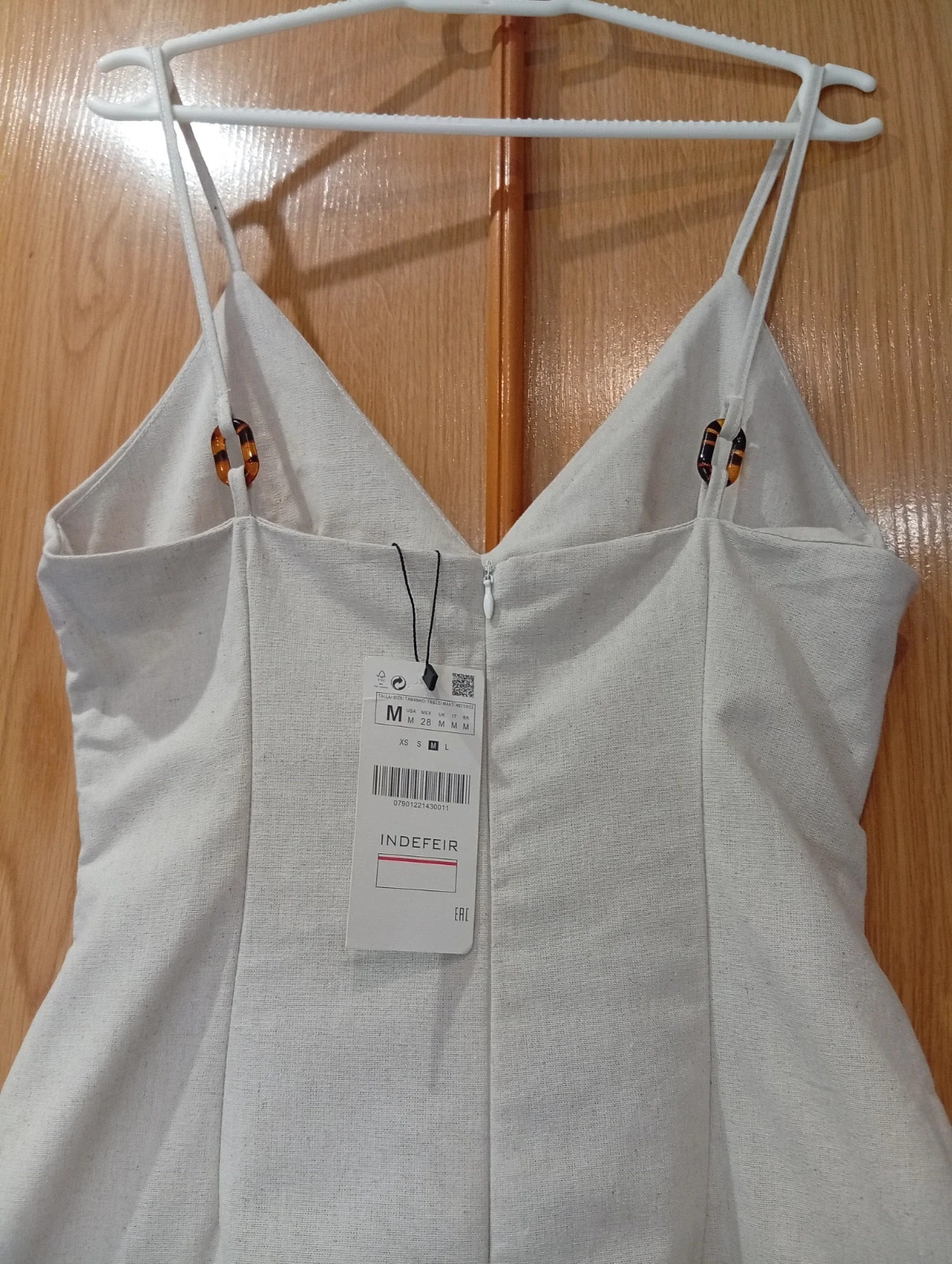 Beautiful midi dress with spaghetti straps and a V-neckline. Size M – taille M / 38 / 10 3