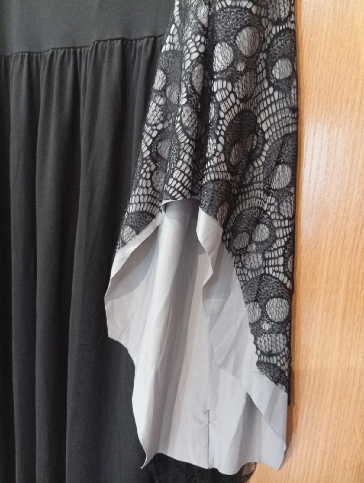 Elegant black dress featuring flared lace sleeves with a skull pattern – taille XL / 42 / 14 5
