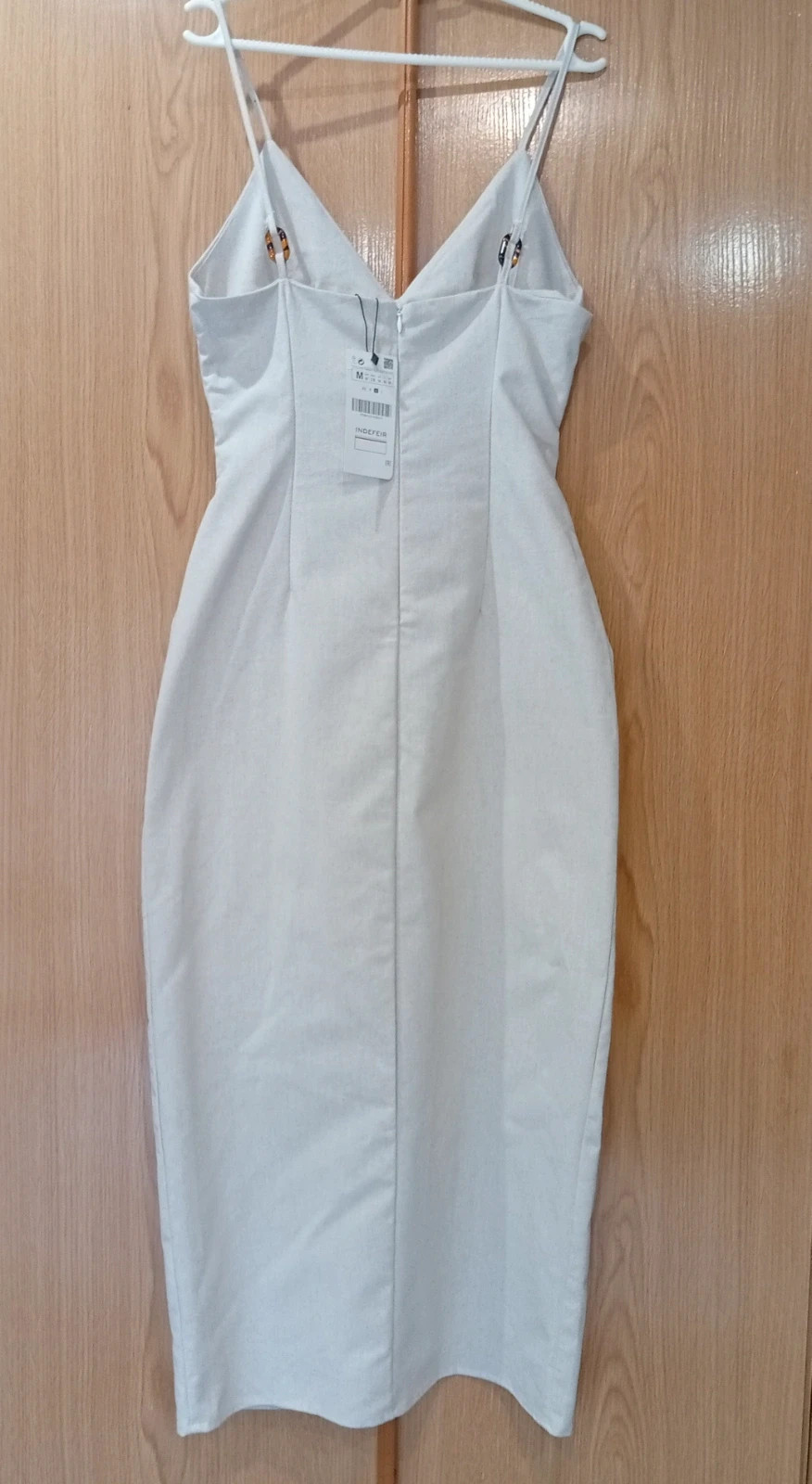 Beautiful midi dress with spaghetti straps and a V-neckline. Size M – taille M / 38 / 10 4