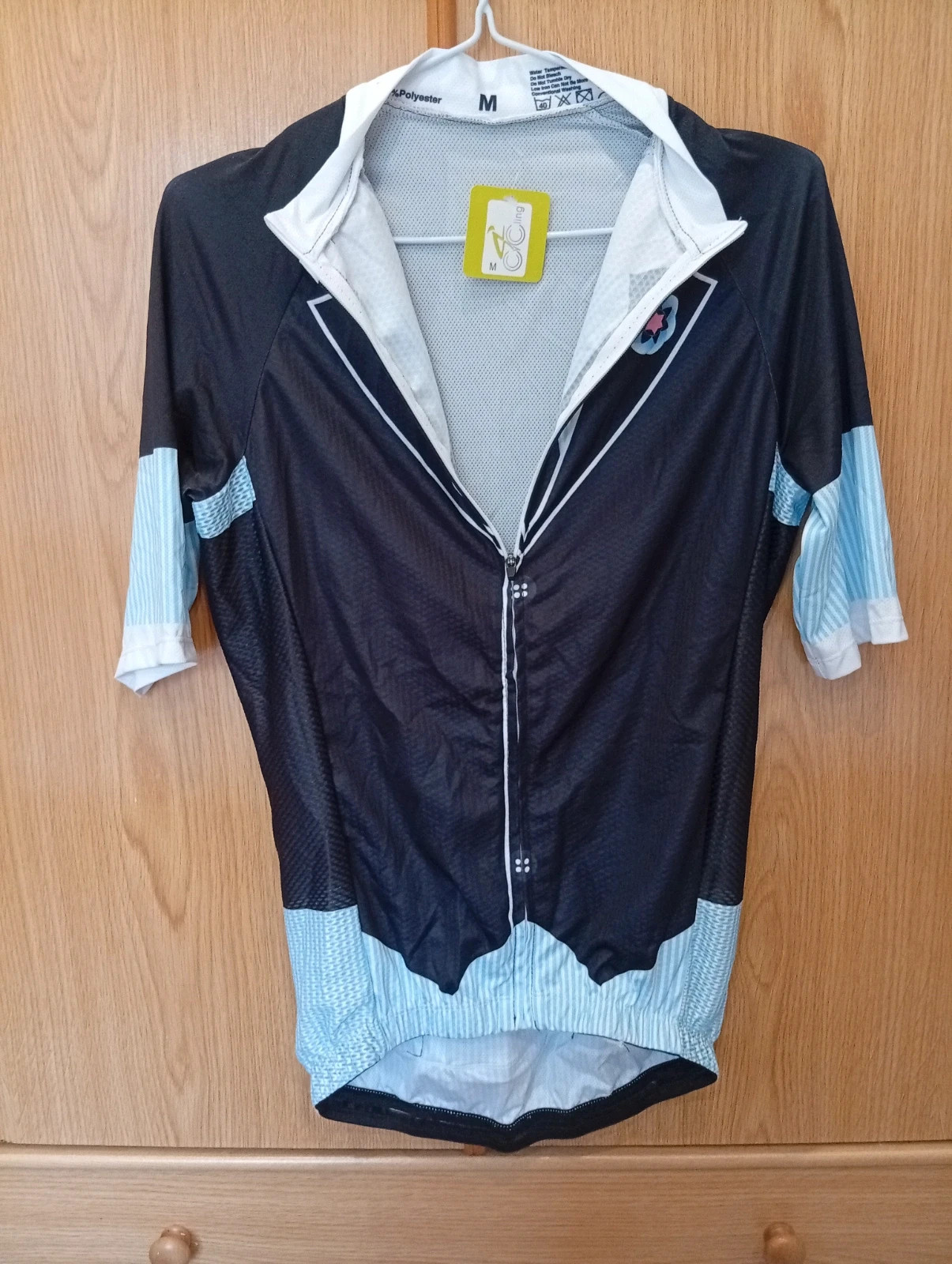 Stylish cycling jersey with a unique tuxedo and tie design. Size M – Cycling – taille M 3
