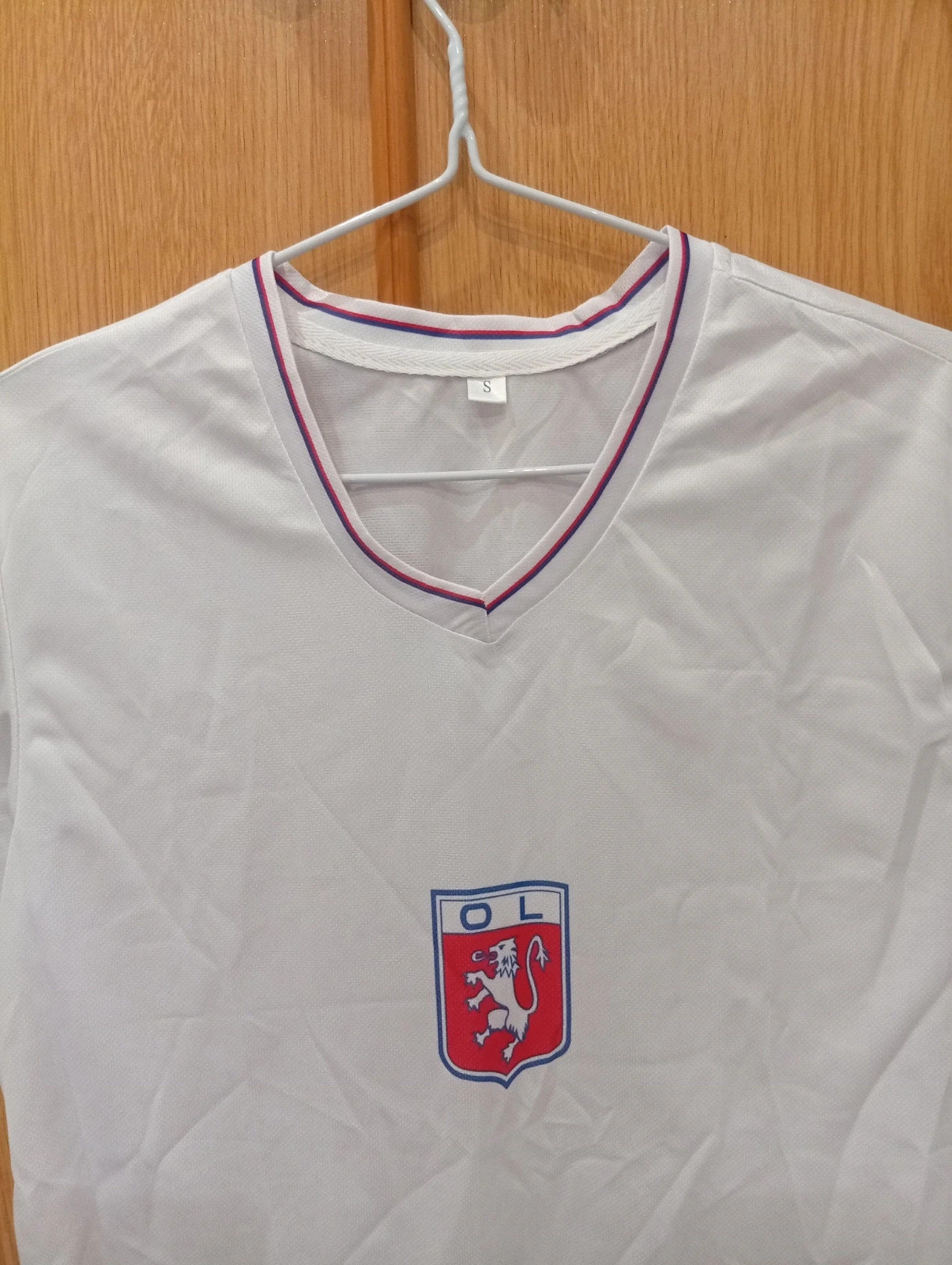 White Olympique Lyonnais jersey featuring the club crest size S. – taille S 3