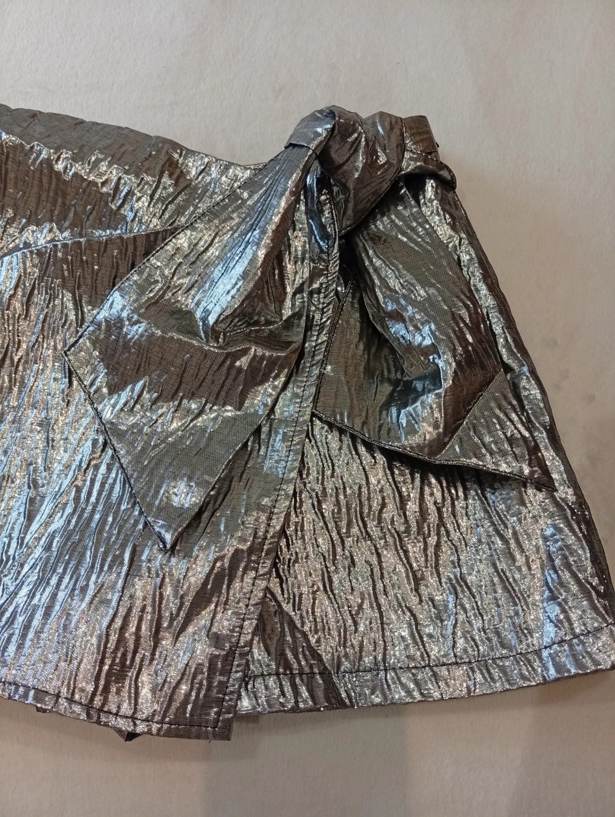 Beautiful silver metallic skort featuring a stylish oversized side bow. – taille S / 36 / 8 2