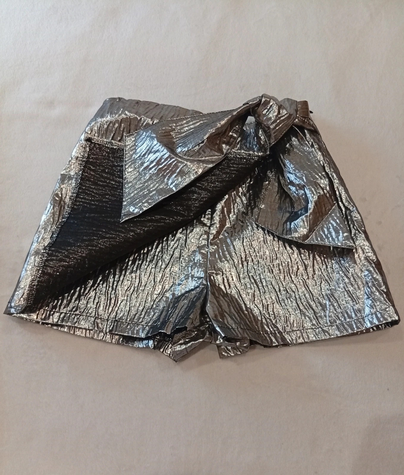 Beautiful silver metallic skort featuring a stylish oversized side bow. – taille S / 36 / 8 3