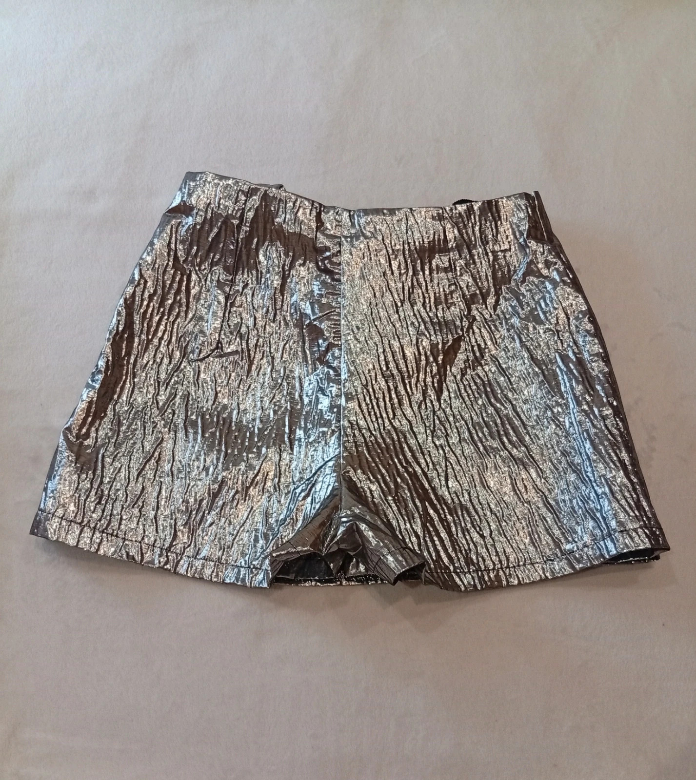 Beautiful silver metallic skort featuring a stylish oversized side bow. – taille S / 36 / 8 4