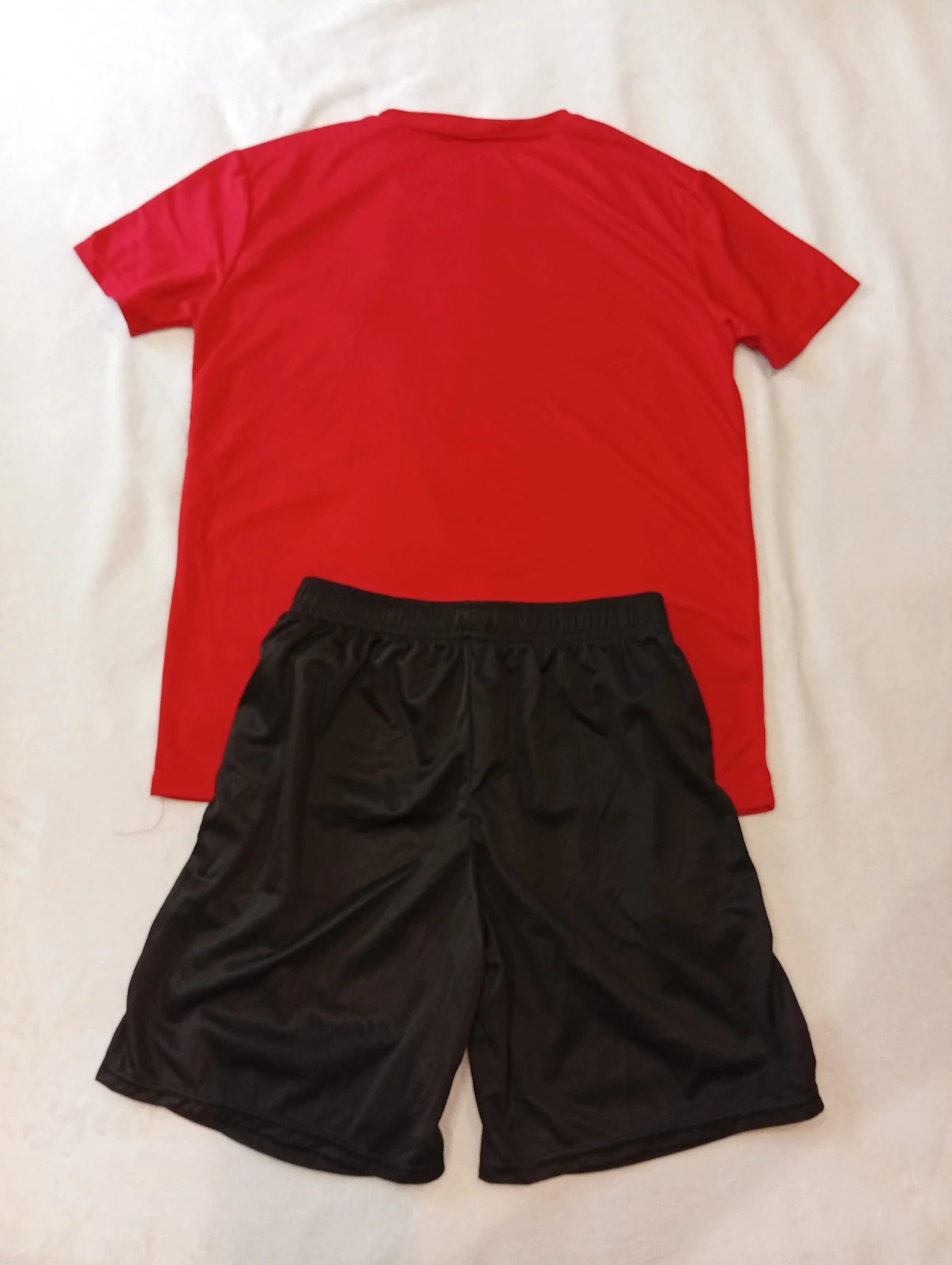 New sports outfit including a red short-sleeve T-shirt and black sports shorts – taille S 2