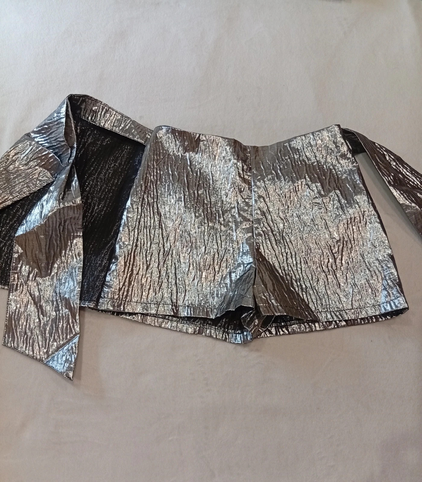 Beautiful silver metallic skort featuring a stylish oversized side bow. – taille S / 36 / 8 5