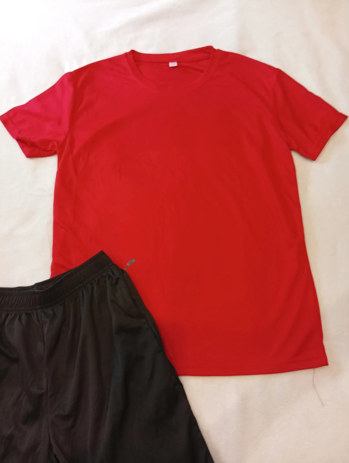 New sports outfit including a red short-sleeve T-shirt and black sports shorts – taille S 3