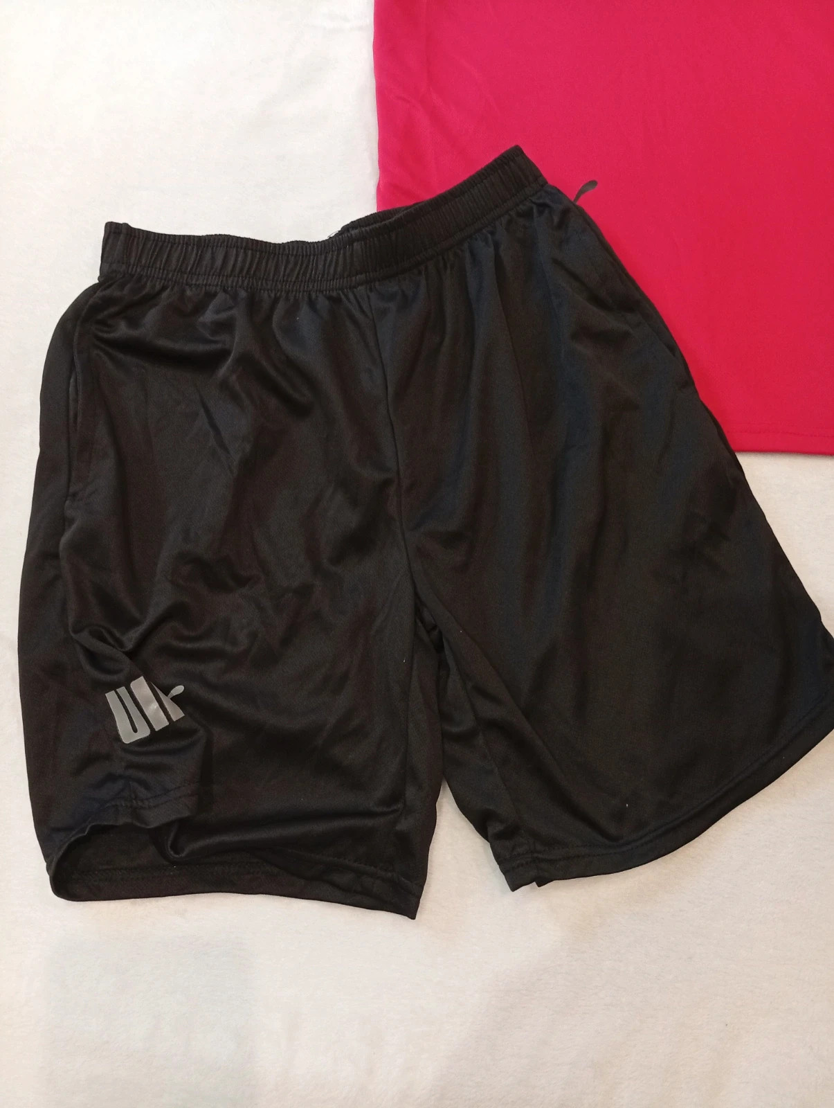 New sports outfit including a red short-sleeve T-shirt and black sports shorts – taille S 4