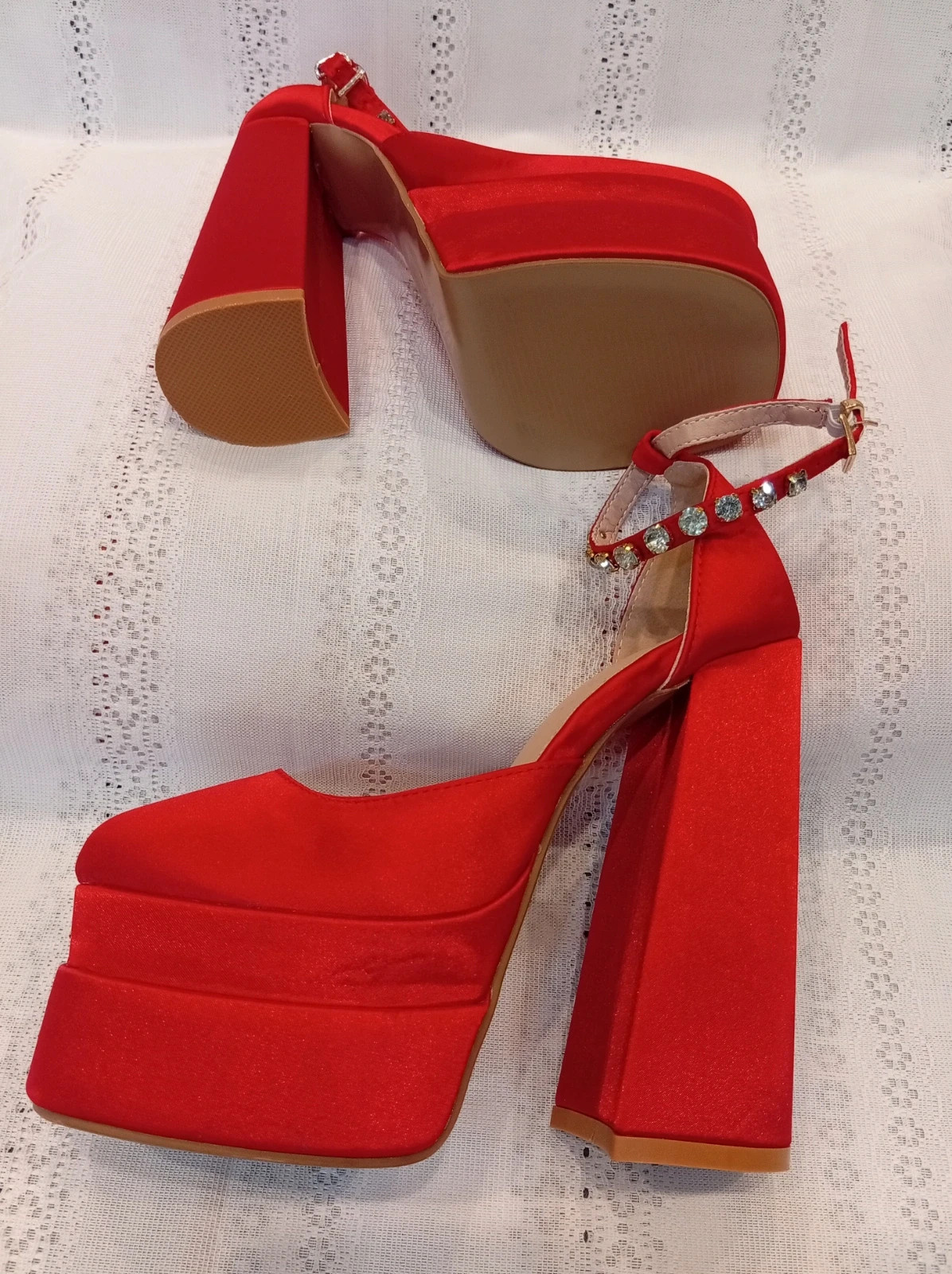 Stunning Red Platform Heels. Satin red finish. Size 35 (EU). – taille 35 2