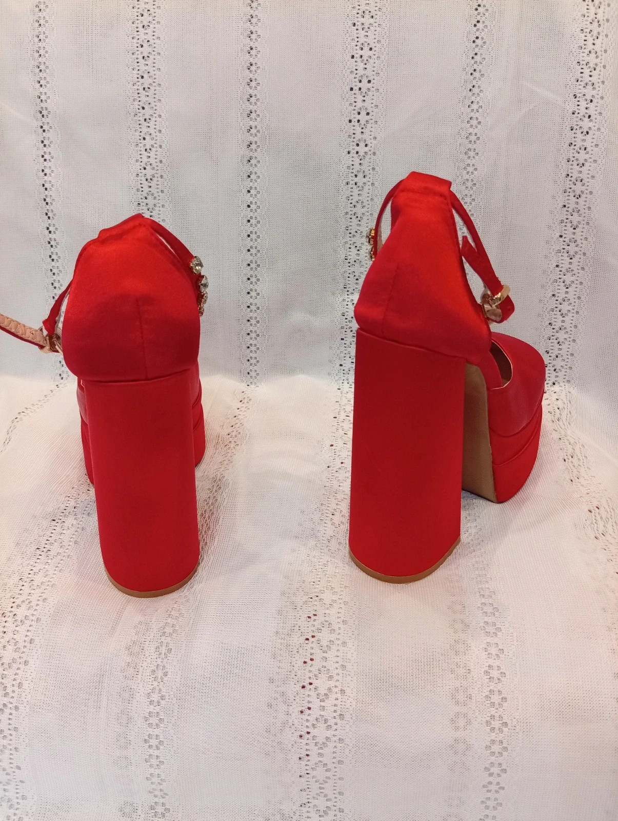 Stunning Red Platform Heels. Satin red finish. Size 35 (EU). – taille 35 3