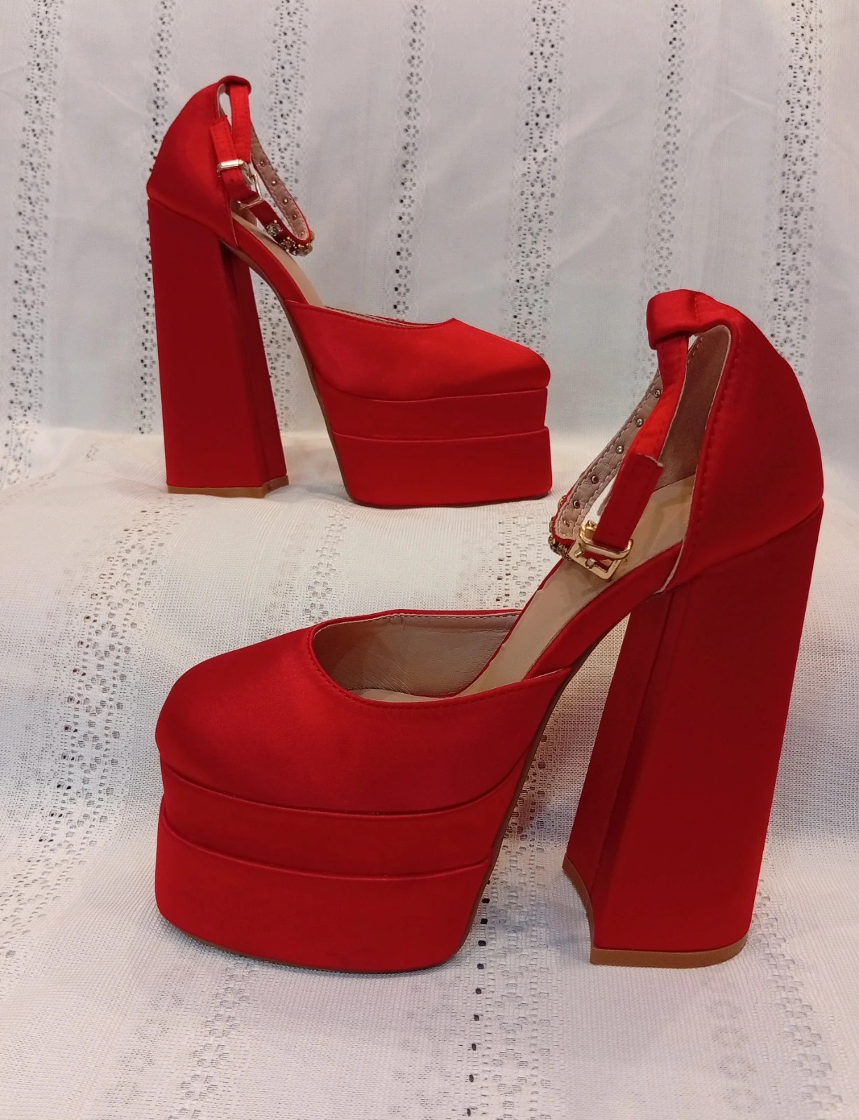 Red Platform High Heels – Size 35 – taille 35