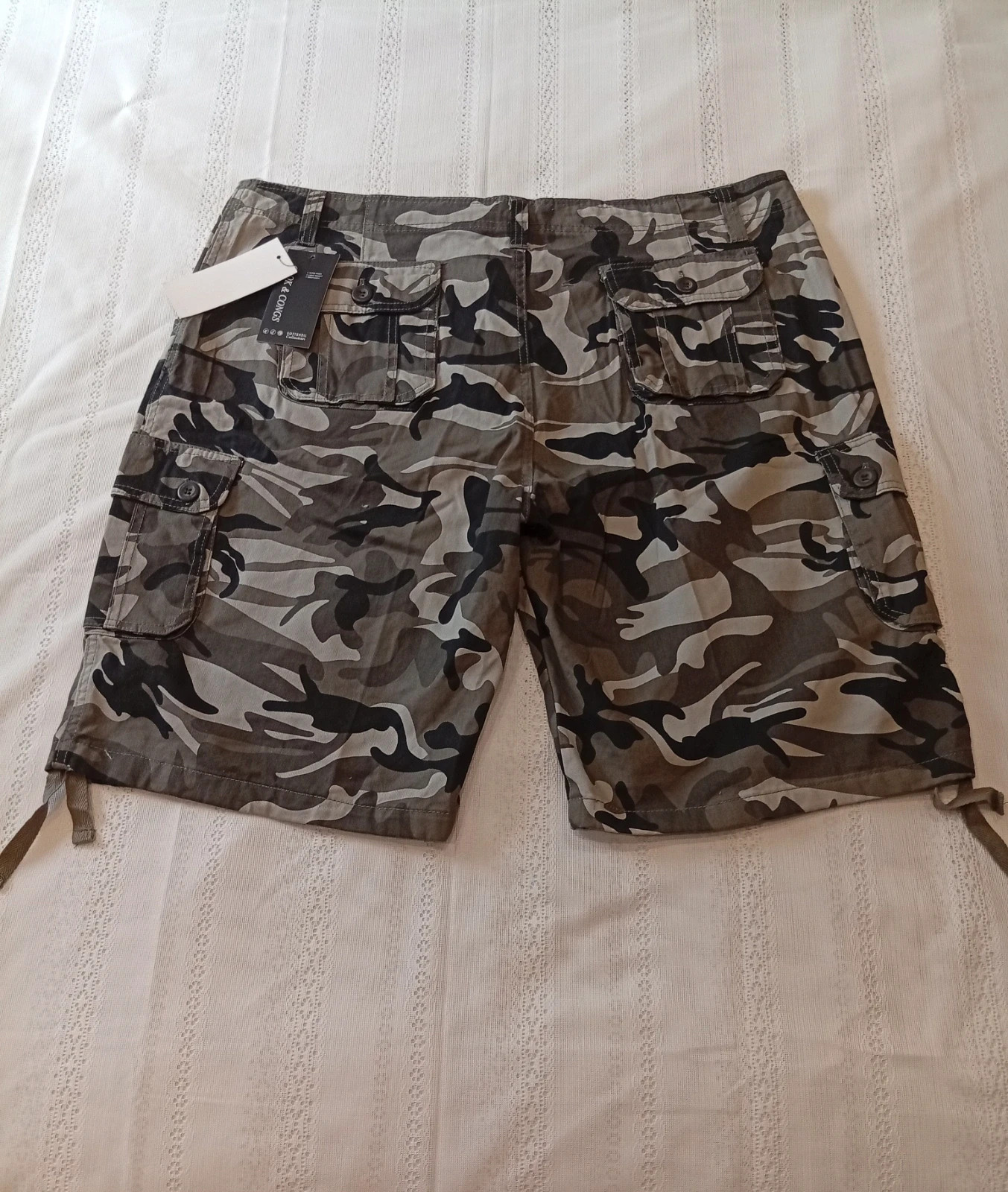 Camouflage Cargo Shorts – Size XL Multiple cargo pockets for extra storage – Local – taille XL 2