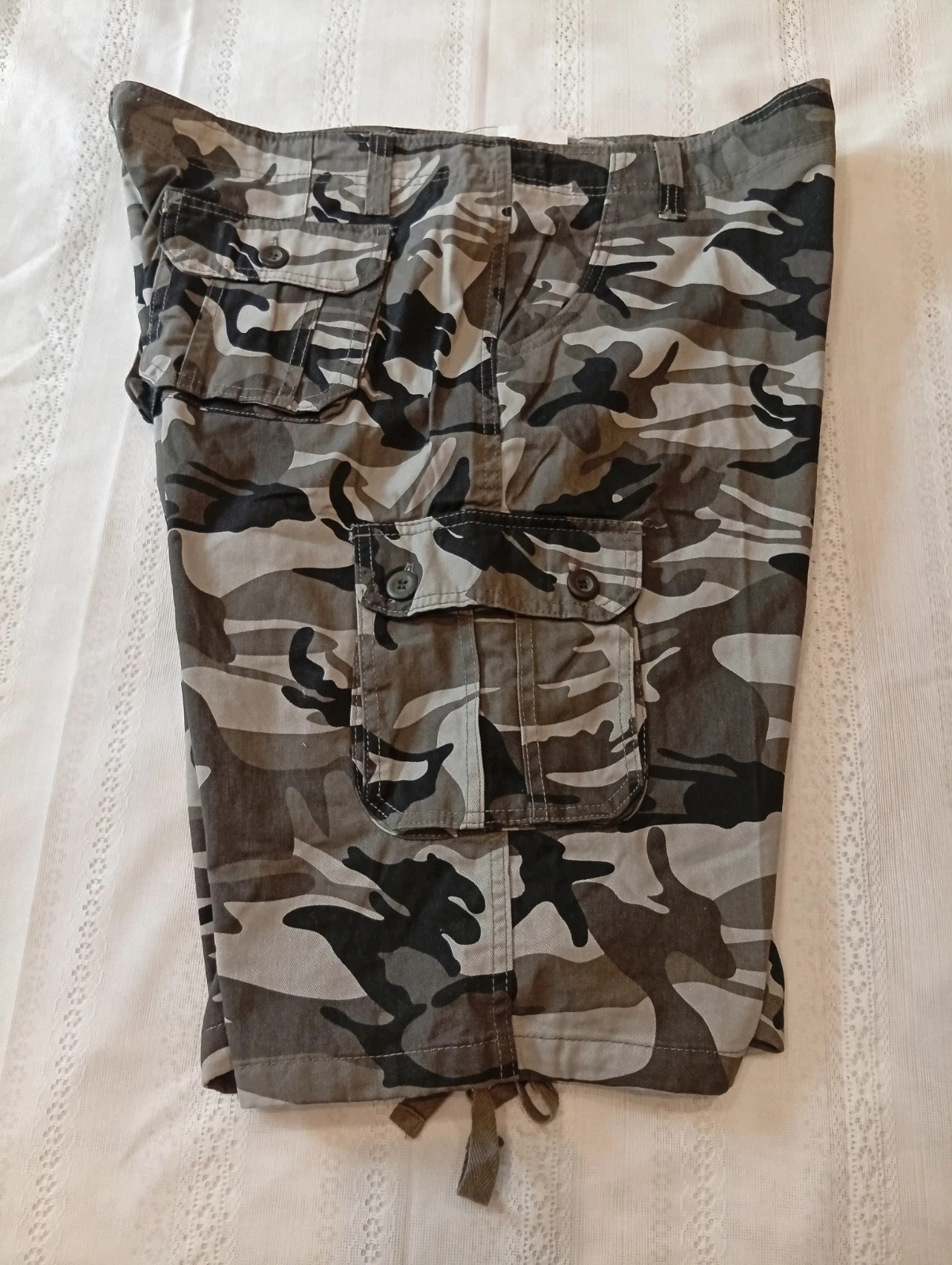 Camouflage Cargo Shorts – Size XL Multiple cargo pockets for extra storage – Local – taille XL 3