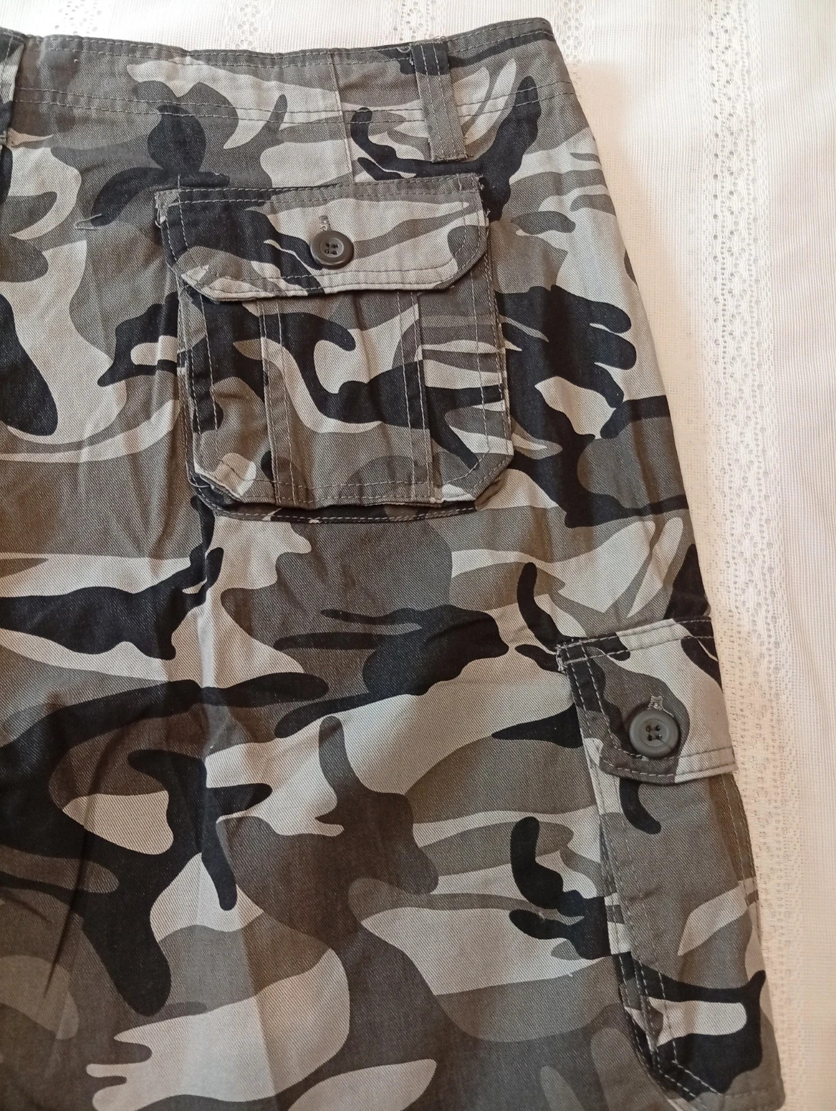 Camouflage Cargo Shorts – Size XL Multiple cargo pockets for extra storage – Local – taille XL 4