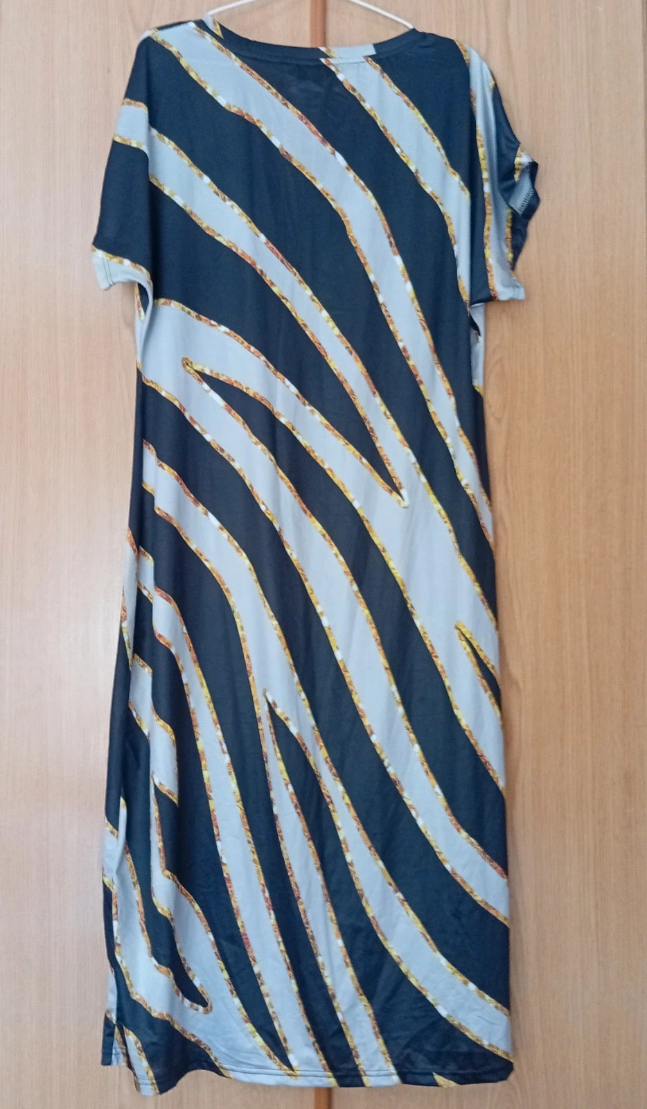 Stylish short-sleeve dress with a modern black, grey and gold pattern – Local – taille XL / 42 / 14 2