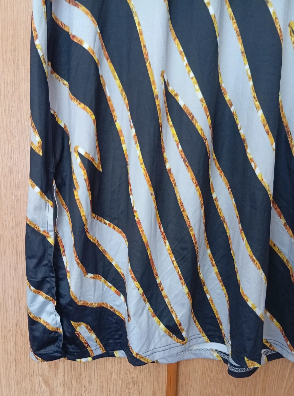 Stylish short-sleeve dress with a modern black, grey and gold pattern – Local – taille XL / 42 / 14 3