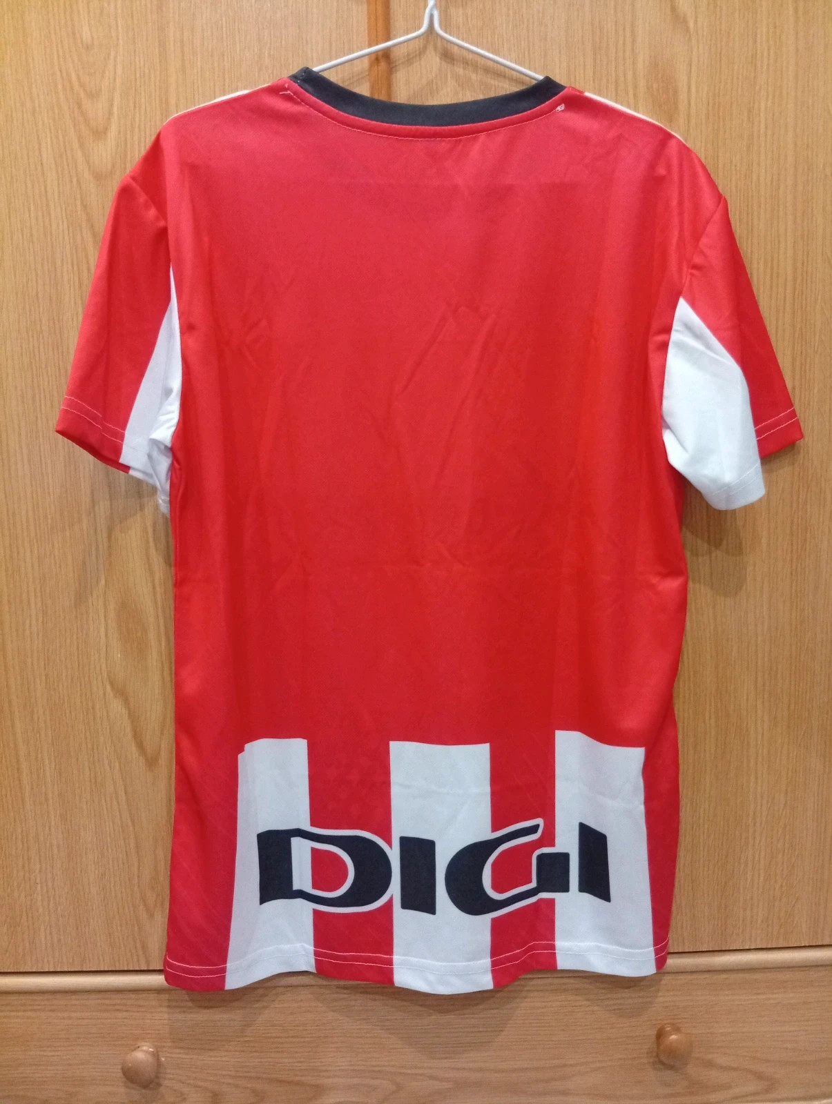 Red & White Striped Football Shirt. Perfect for football fans. – taille M 2