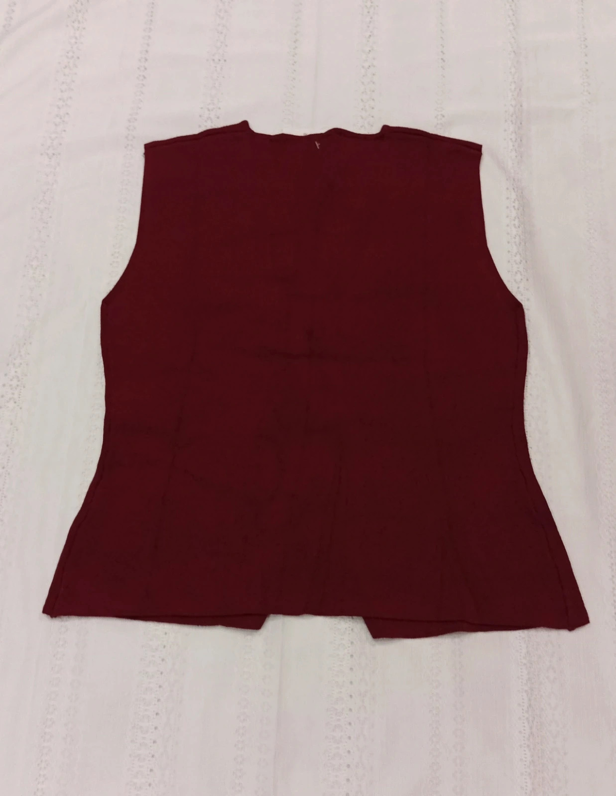 Stylish burgundy vest with a V-neck and gold buttons Size L – Local – taille L / 40 / 12 3