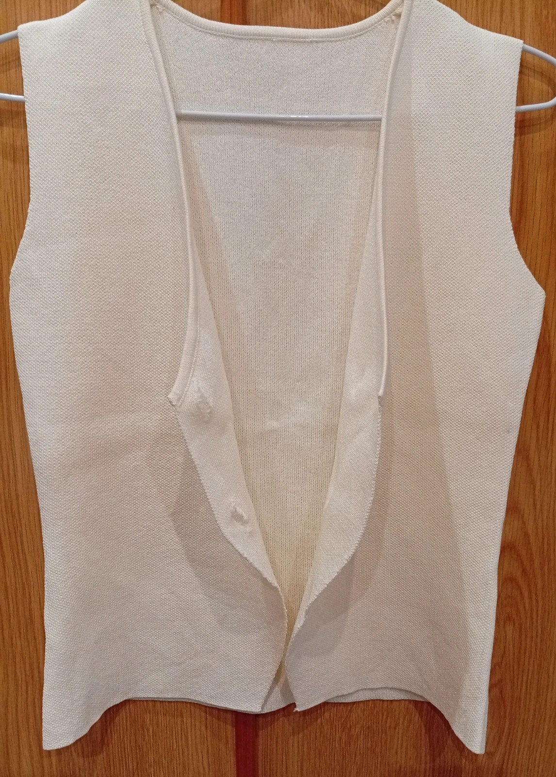 Cream/off-white knitted vest Gold buttons for a chic touch. – Local – taille S / 36 / 8 2