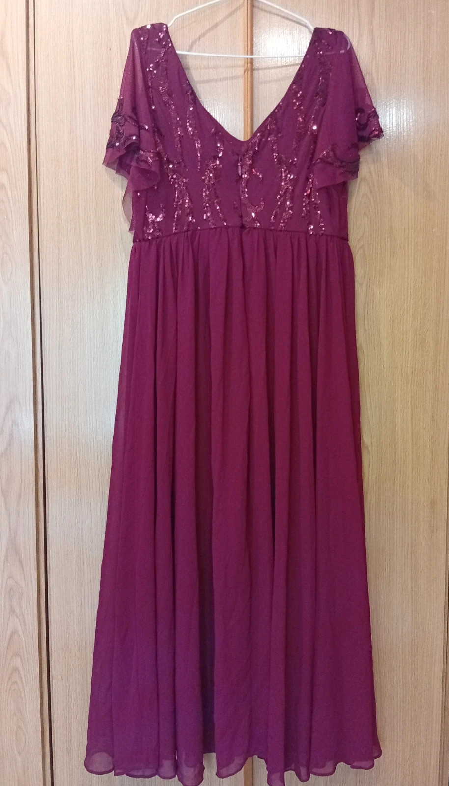 Elegant burgundy maxi dress with a sequined bodice and flowy sleeves Size 3XL – Ever Pretty – taille XXXL / 46 / 18 3