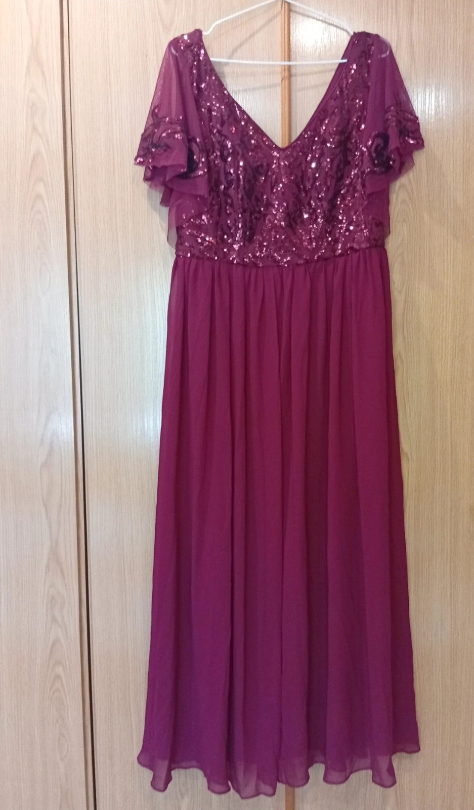 Elegant burgundy maxi dress with a sequined bodice and flowy sleeves Size 3XL