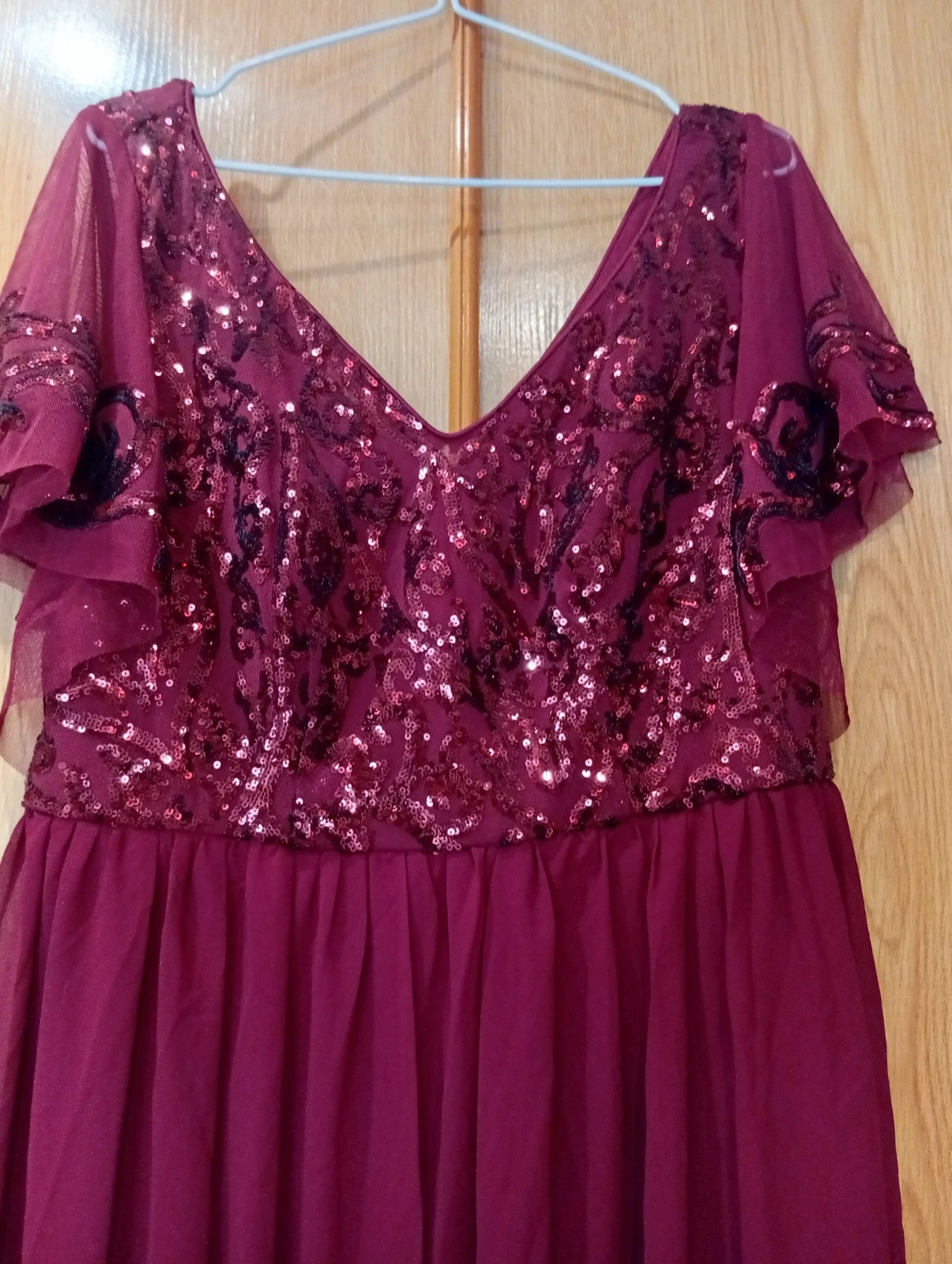 Elegant burgundy maxi dress with a sequined bodice and flowy sleeves Size 3XL – Ever Pretty – taille XXXL / 46 / 18 2