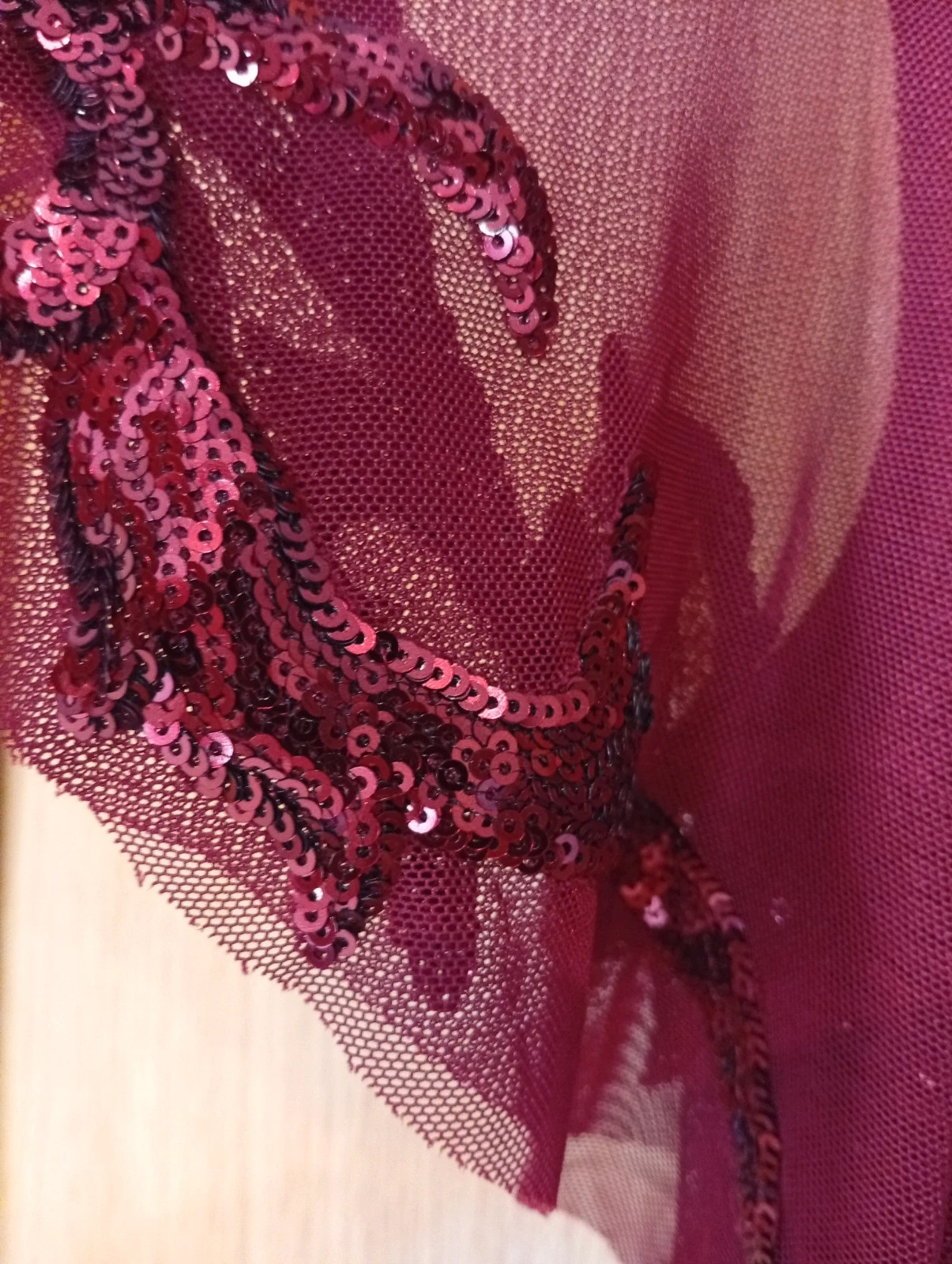 Elegant burgundy maxi dress with a sequined bodice and flowy sleeves Size 3XL – Ever Pretty – taille XXXL / 46 / 18 5