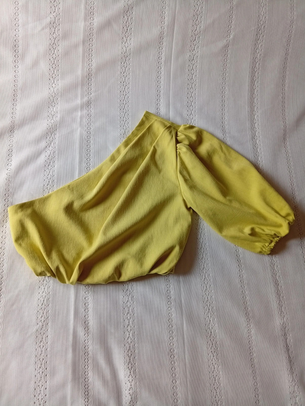 Top asimétrico de ASOS en color amarillo lima. Diseño moderno con una elegante manga abullonada. – ASOS Design – taille XS / 34 / 6 2