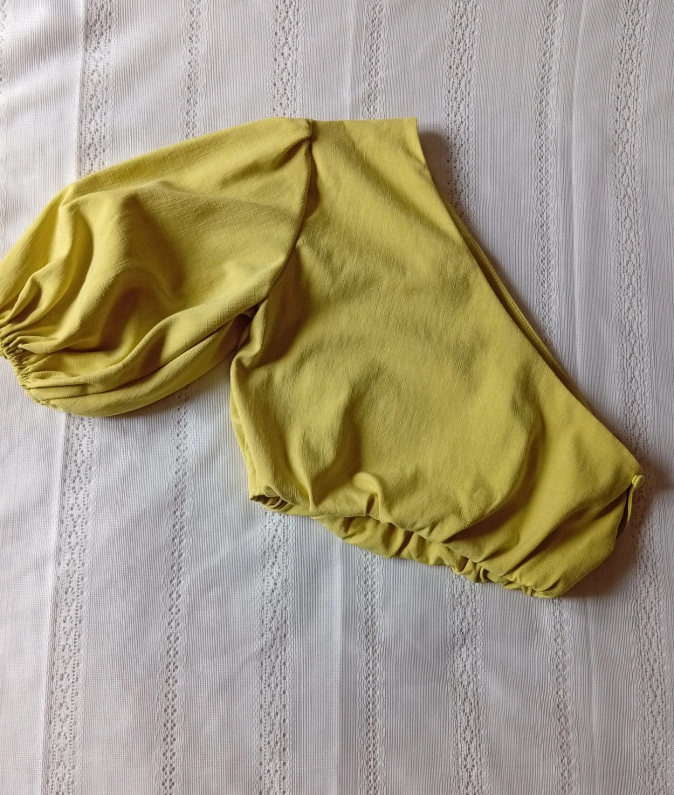 Top asimétrico de ASOS en color amarillo lima. Diseño moderno con una elegante manga abullonada. – ASOS Design – taille XS / 34 / 6 3
