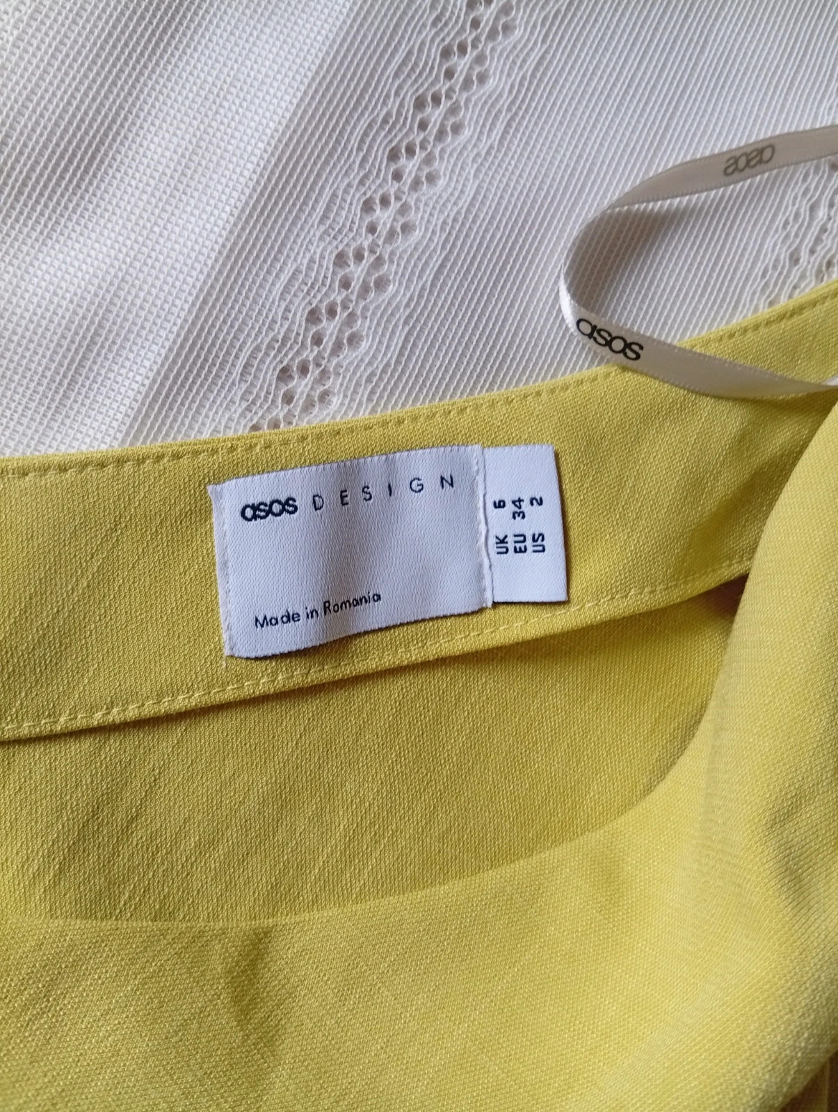 Top asimétrico de ASOS en color amarillo lima. Diseño moderno con una elegante manga abullonada. – ASOS Design – taille XS / 34 / 6 5