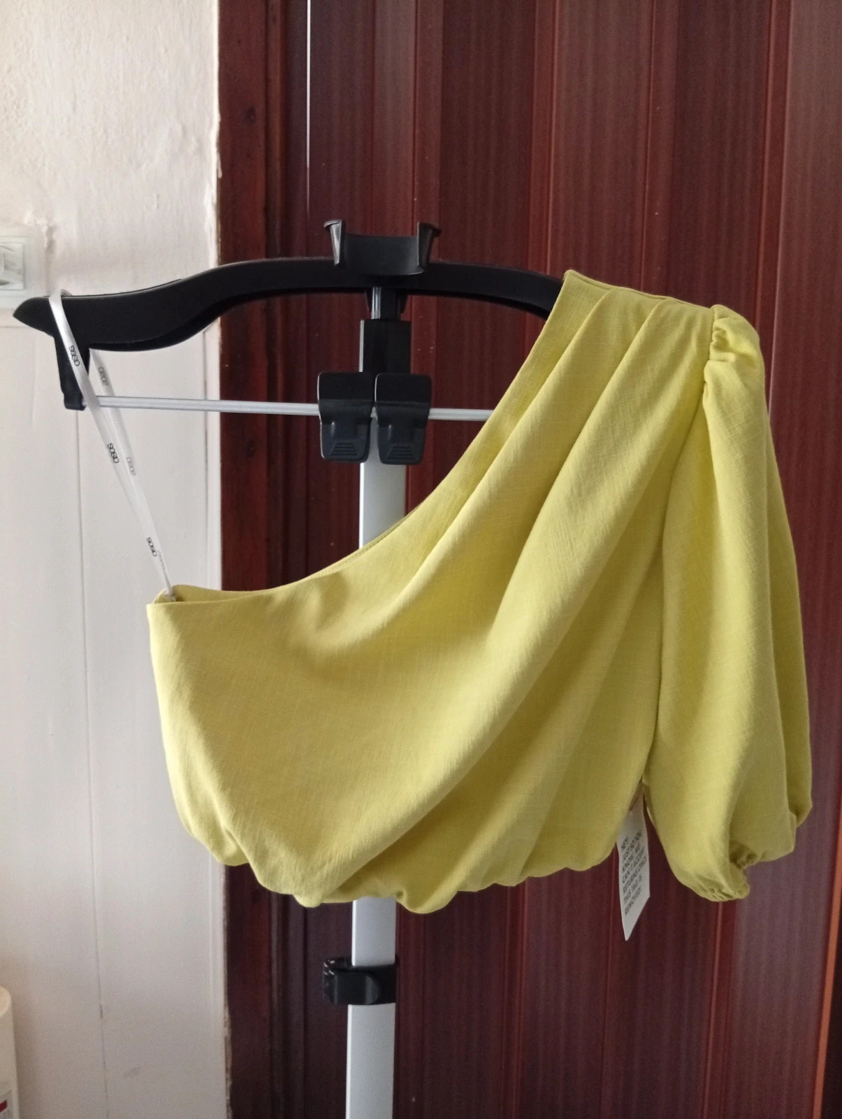 Top asimétrico de ASOS en color amarillo lima. Diseño moderno con una elegante manga abullonada.