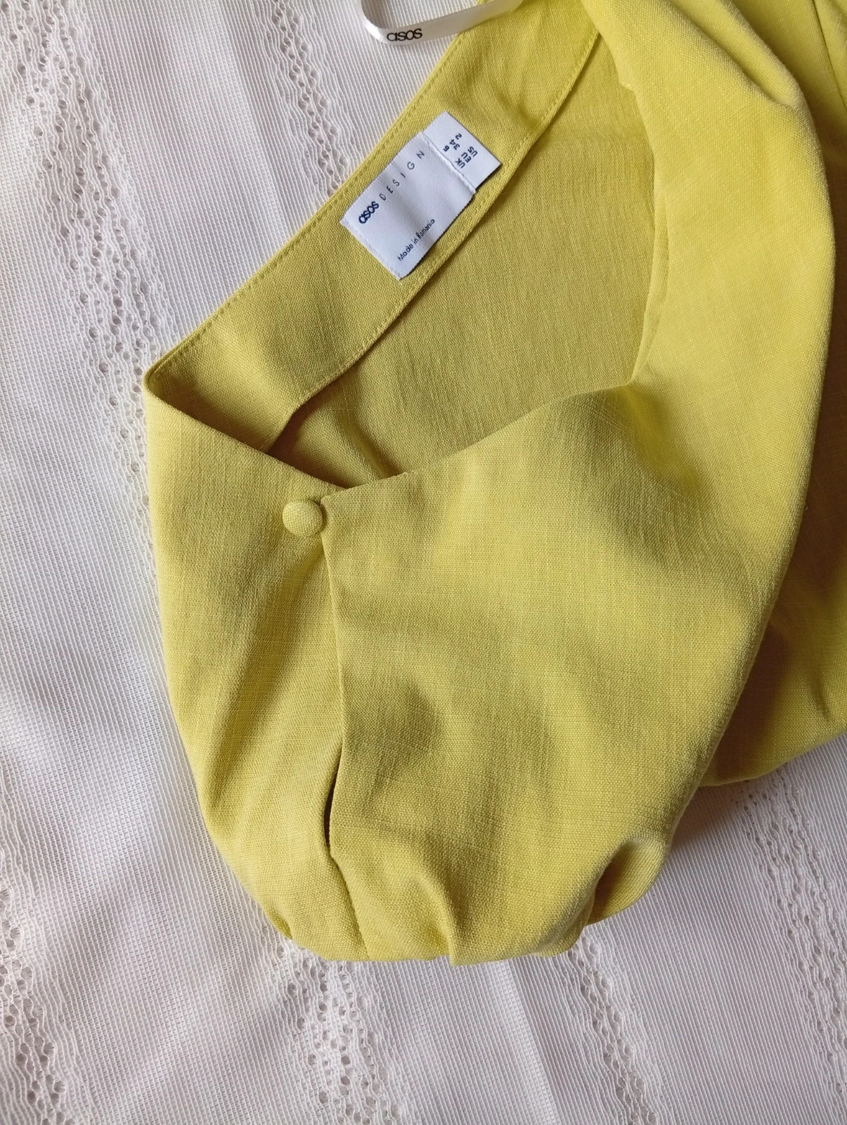 Top asimétrico de ASOS en color amarillo lima. Diseño moderno con una elegante manga abullonada. – ASOS Design – taille XS / 34 / 6 4
