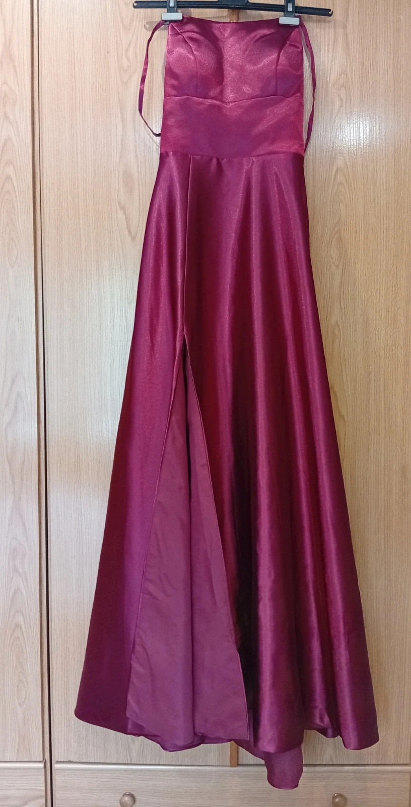 Elegant Burgundy Satin Maxi Dress Open back with adjustable corset-style straps for the perfect fit – Local – taille S / 36 / 8 5