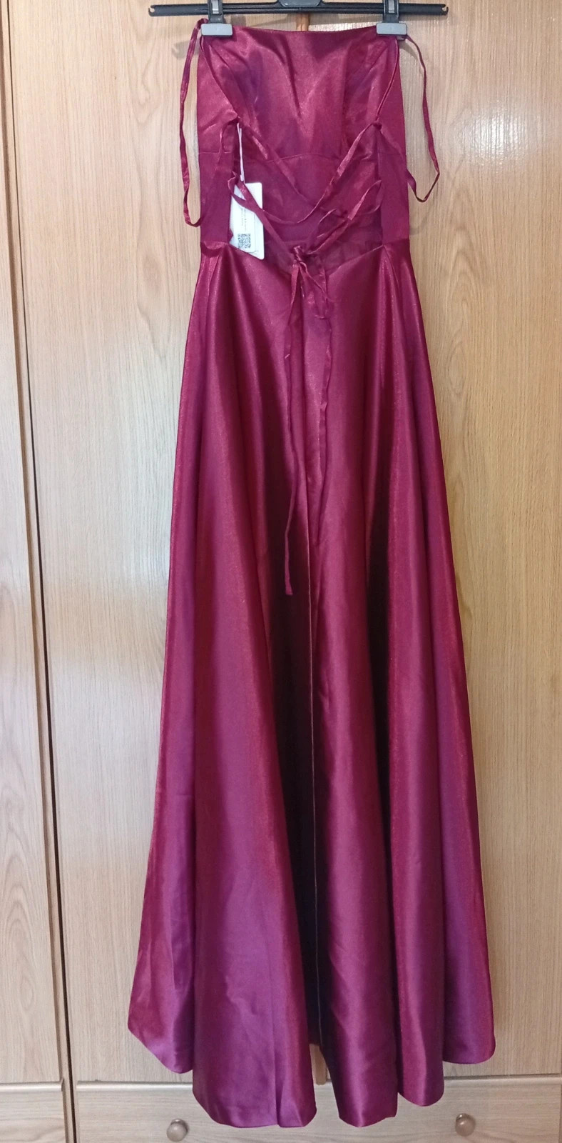 Elegant Burgundy Satin Maxi Dress Open back with adjustable corset-style straps for the perfect fit – Local – taille S / 36 / 8 2