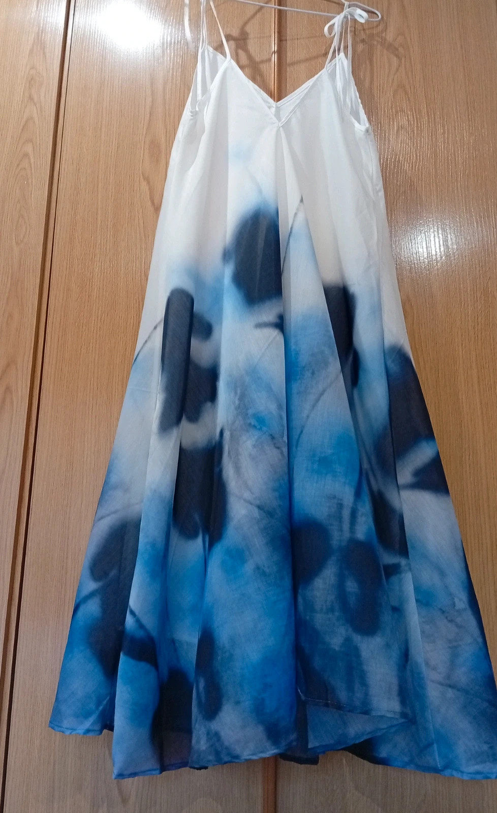 Beautiful flowy dress featuring an artistic blue and white print. Size M – Local – taille M / 38 / 10 2