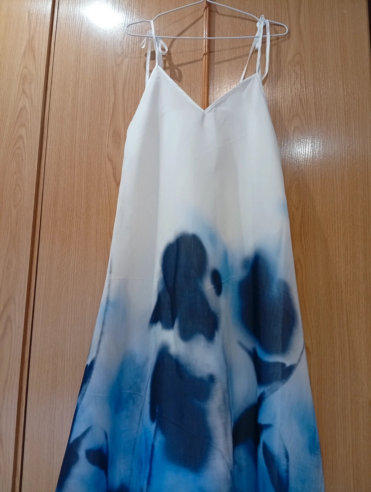 Beautiful flowy dress featuring an artistic blue and white print. Size M – Local – taille M / 38 / 10 4