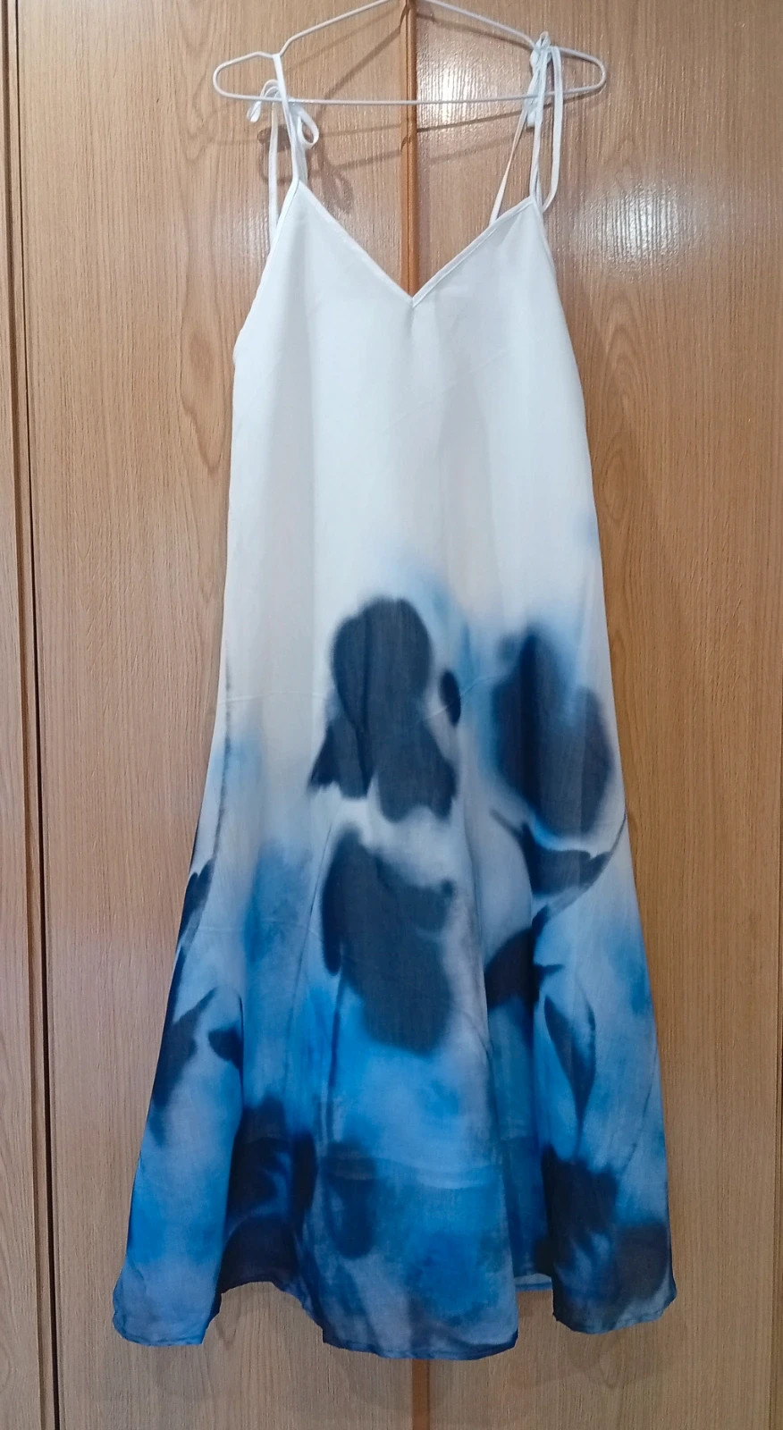 Beautiful flowy dress featuring an artistic blue and white print. Size M