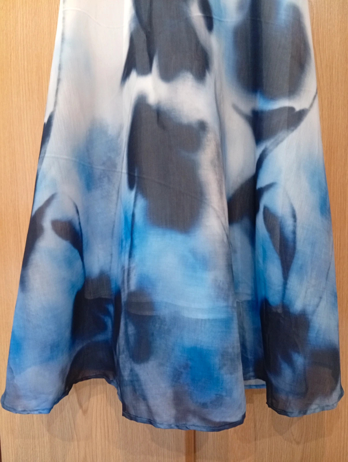 Beautiful flowy dress featuring an artistic blue and white print. Size M – Local – taille M / 38 / 10 3