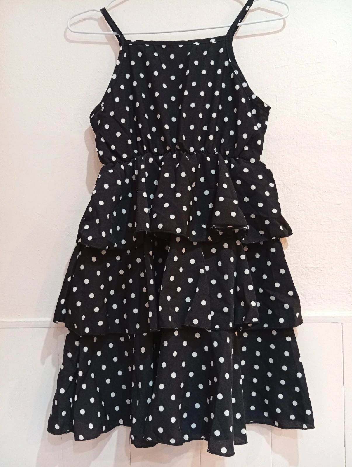 Black dress with white polka dots for girls Beautiful layered ruffles and straps. – Local – taille 10 ans / 140 cm 2
