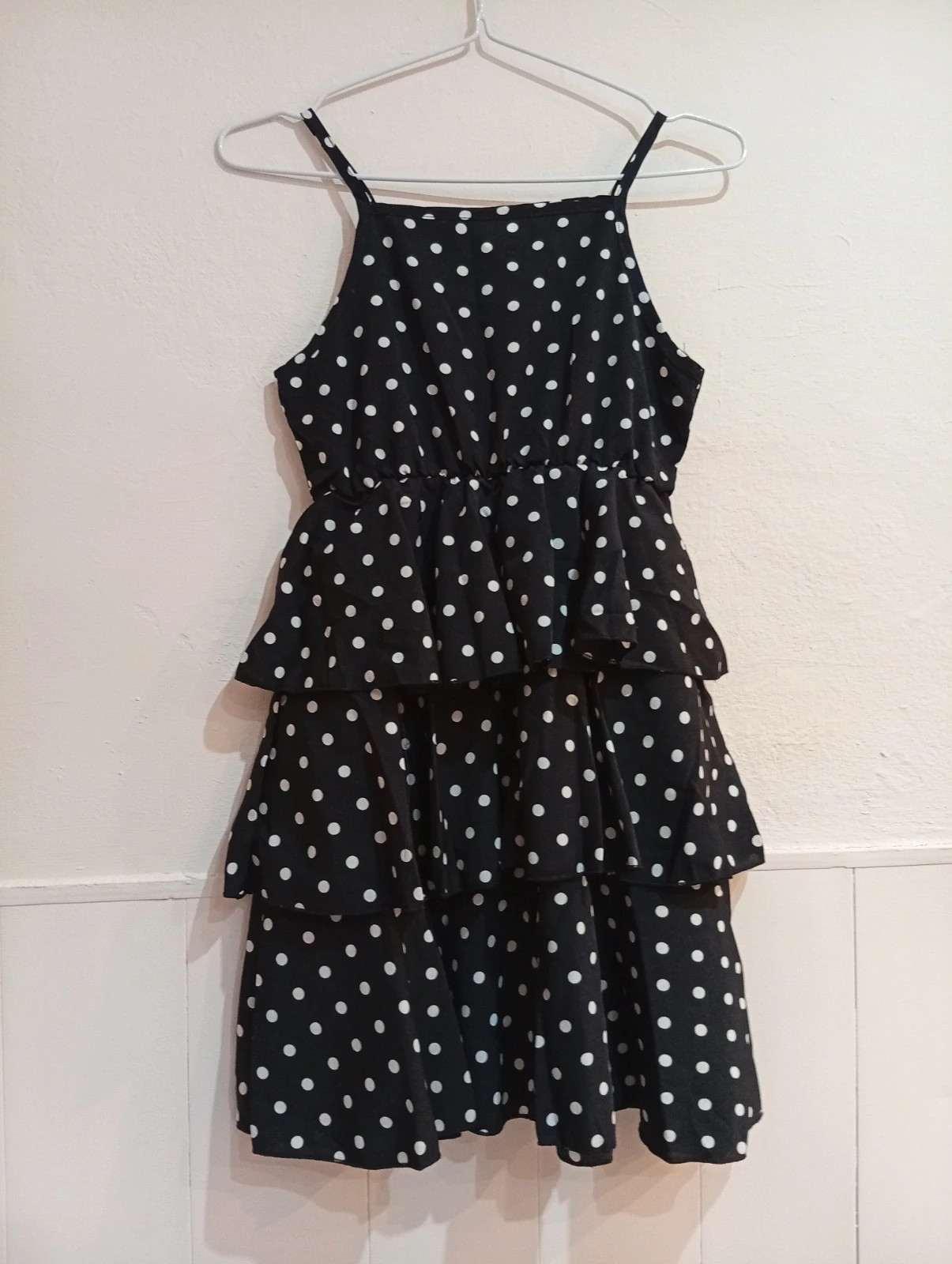 Black dress with white polka dots for girls Beautiful layered ruffles and straps. – Local – taille 10 ans / 140 cm 3