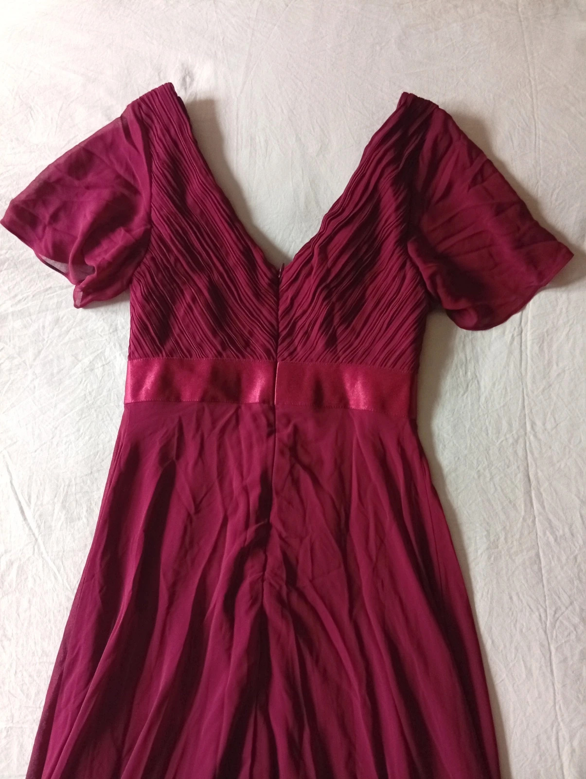 Elegant burgundy long dress. Size S. Very flattering V-neck design and beautiful fit. – Ever Pretty – taille S / 36 / 8 4