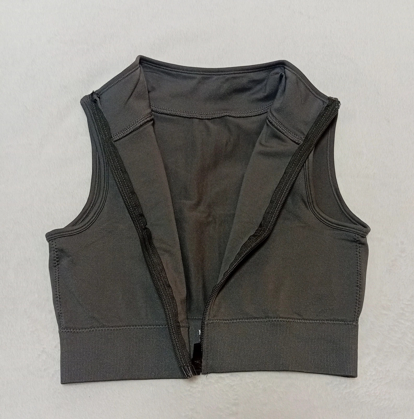 Sporty cropped zip top Size M Super flattering fit that enhances your shape